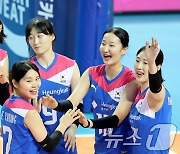 승리 기쁨 나누는 김연경과 선수들