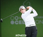 [STN포토]힘차게 티샷 날리는 배소현