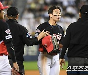 [포토] 박찬호, 비디오판독 판정 번복에 격렬한 항의