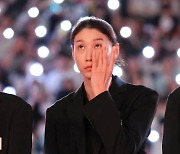 끝내 눈물 훔친 김연경 “태극기 달고 참 오래 뛰었다, 진심으로 감사”