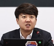 이준석 "기내식부터 대통령실·관저 공사까지 수의계약 다 까자"