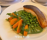 인기 코미디언이 여기서 청혼했다고?...세심하게 익힌 연어 맛에 반했네 [특슐랭 in 뉴욕]