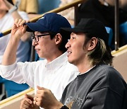 [MD포토] 유재석-김광수 '김연경 경기에 빠져들어'