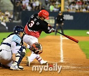 [MD포토] 김선빈 '동점 찬스 만든 안타'