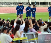 축구 대표팀, 7개월 만에 팬들과 만남…밝은 분위기 속 오픈트레이닝