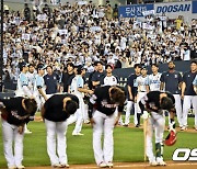 '1점차 승리 두산' 희비교차하는 양팀 [사진]