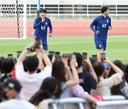 태극전사들의 오픈트레이닝으로 뜨거워진 고양, 최고 인기는 손흥민과 이강인