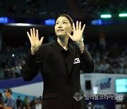 [KYK인비테이셔널] 팬들에게 인사하는 김연경.