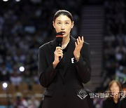 [KYK인비테이셔널] 팬들에게 인사말 하는 김연경.