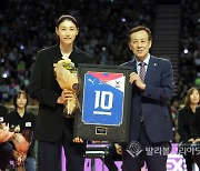 [KYK인비테이셔널] 김연경 '10번', 새겨진 은퇴 기념액자