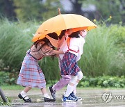 [내일날씨] 전국 흐리다 차차 맑아져…남부 곳곳 소나기