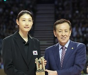 은퇴패 받는 김연경