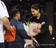 꽃다발 받는 김연경