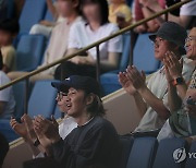 김연경의 국가대표 은퇴 경기 찾은 유재석, 이광수