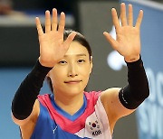 팬들 향해 손 흔드는 김연경