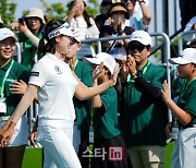 [포토]박민지,기분 좋은 축하 하이파이브