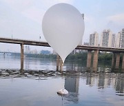 합참 "북, 어제부터 대남 오물풍선 330여 개 살포"