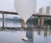 '대북 확성기 방송' 재개하자...북한 오물풍선 또 보냈다