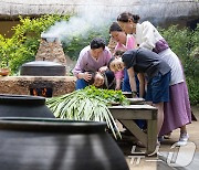 '창포물로 머리를 감아요'