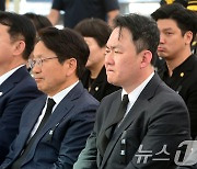 입술 꽉 깨물고 눈물 참는 유가족