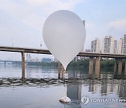 북, `오물풍선` 330여개 살포…"상당수 바다, 북한 지역에 낙하"