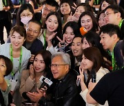 “돈을 복사해도 이것보다 느릴걸”...가죽점퍼 입는 이 남자, 세계 10대 갑부 눈앞