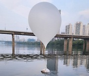 軍, 北풍선 10개 중 2~3개만 우리지역 낙하…효과 "비효율"