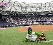 Britain Baseball Mets Phillies