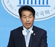 남북 대화 결의안 제안하는 윤종오 진보당 원내대표