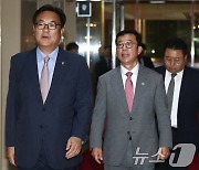 국회 찾은 대통령비서실장과 정무수석