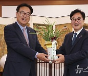 [뉴스1 PICK]尹대통령 축하난 받은 우원식 "거부권 사용 신중해야"