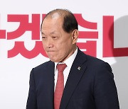 비대위 참석하는 황우여 비대위원장