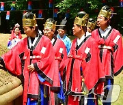 한장군 묘 살펴보는 조현일 경산시장