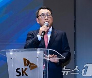 'IEEE 마일스톤' 등재 환영사 하는 유영상 CEO