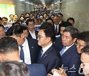 국민의힘 항의 속 본회의장 향하는 우원식