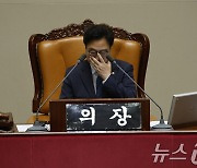 안경 고쳐쓰는 우원식 의장