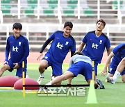 [포토]스트레칭으로 몸 푸는 축구 대표팀