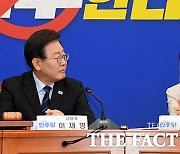 김성태 전과 내역 확인하는 이재명 대표 [포토]