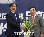 '소통' 주문하고 난(蘭)은 받았다…조국, 홍철호 정무수석 접견