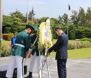 김동일 부산지방국세청장, 재한유엔기념공원 참배