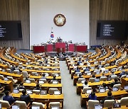 野, 11개 상임위장 ‘한밤 단독선출’…與 “국회 보이콧”