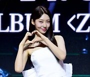 [포토] 에버글로우 시현, '사랑스럽게 하트~'