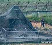 위장막에 덮힌 이동형 대북 확성기