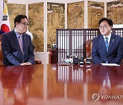 우원식 국회의장 예방한 정진석 대통령 비서실장