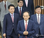 與 "이재명 '대권 맞춤' 당헌 개정, '현대판 분서갱유'"