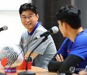 김도훈 감독, 미소 방긋