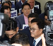 우원식 '험난한 본회의장 가는 길'