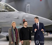 우크라 "F-16 일부는 해외 기지에"…러 "어디든 격추"