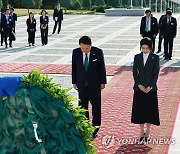 윤석열 대통령 부부, 투르크메니스탄 독립기념탑에 헌화 뒤 묵념