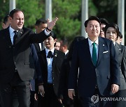 아시가바트 시장 안내 받아 투르크 독립기념탑 향하는 윤석열 대통령 부부